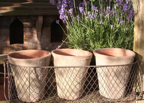 Antiqued Pots in Wireholder
