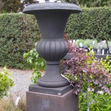 Picture of Urn Willingham LGE and Plinth Black Iron (10119)